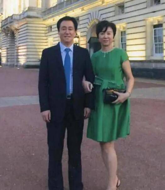 虚脱地坐在地上，五月突然想起了豆豆龙，于是向大树跑去。